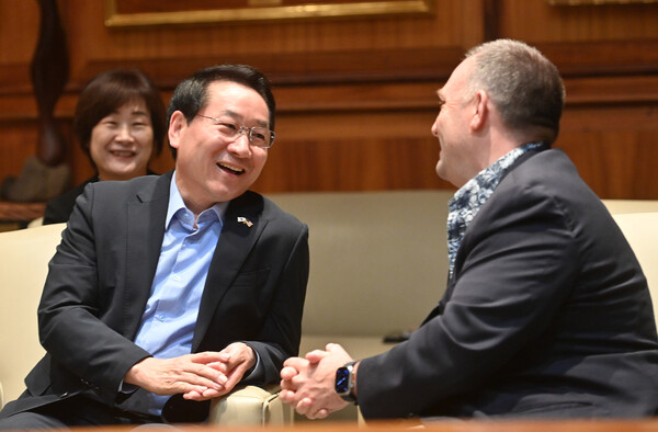 유정복 인천시장이 12월22일(현지시간) 미국 하와이 호놀룰루 하와이 주청사에서 조쉬 그린(Josh Green) 주지사와 교류 협력방안 등을 논의하고 있다. (사진=인천시)