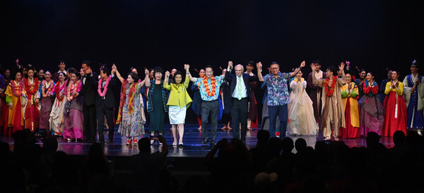 유정복 인천시장이 22일(현지시간) 미국 하와이 호놀룰루 하와이 시어터(Hawaii Theatre)에서 열린 &#39;하와이 이민120주년 기념식 및 축하공연&#39;에서 인천시립무용단원, 참석내빈 등과 관객들에게 인사를 하고 있다. (사진=인천시)