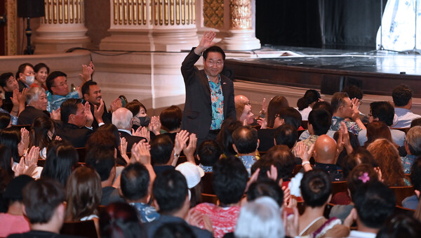 유정복 인천시장이 22일(현지시간) 미국 하와이 호놀룰루 하와이 시어터(Hawaii Theatre)에서 열린 &#39;하와이 이민120주년 기념식 및 축하공연&#39;에 참석하고 있다. (사진=인천시)