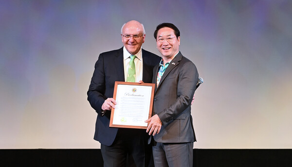 유정복 인천시장이 22일 미국 하와이 호놀룰루 하와이 시어터(Hawaii Theatre)에서 열린 &#39;하와이 이민120주년 기념식 및 축하공연&#39;에서 릭 블랭지아르디(Rick Blangiardi) 호놀룰루 시장에게 인천의 날 선언문을 전달받고 있다. (사진=인천시)