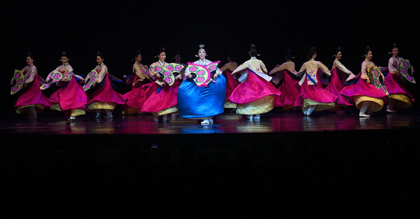 12월22일(현지시간) 미국 하와이 호놀룰루 하와이 시어터(Hawaii Theatre)에서 인천시립무용단의 &#39;하와이 이민120주년 기념 축하공연&#39;이 열리고 있다. (사진=인천시)