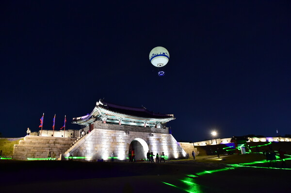수원화성이 문화체육관광부가 주관하는 &lsquo;2023~2024 한국관광 100선&rsquo;에 6년 연속 선정되는 등 명실상부한 세계적 관광지로 자리매김했다. 사진은 수원화성 창룡문 야경. (사진=수원시)