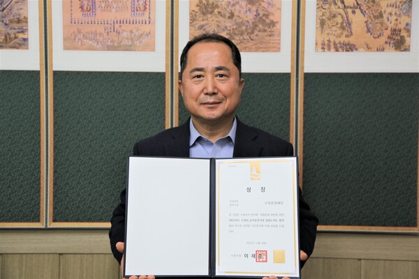 수원문화재단은&nbsp;1월3일 2022년 수원시 공직유관기관 청렴노력도 평가에서 최우수기관으로 선정됐다고 밝혔다.&nbsp; 사진은&nbsp;수원시 공직유관기관 청렴노력도 평가 최우수상 상장을 들고 있는 김현광 대표이사 모습. (사진=수원시)