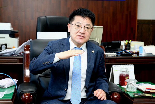 한승일 인천 서구의회 의장이 새해 인터뷰에서 2022년 성과와 새해 의회 활동방향에 대해 설명하고 있다.&nbsp;