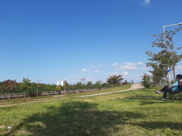 2022년 경기도 초미세먼지(PM-2.5) 연평균 농도가 20&mu;g/m3로 2015년 관측을 시작한 이후 역대 최저를 기록하며&nbsp;&lsquo;좋음&rsquo;(15&mu;g/m3 이하) 일수도 166일로 맑은 하늘을 볼 수 있는 날이 가장 많았다. (사진=일간경기DB)