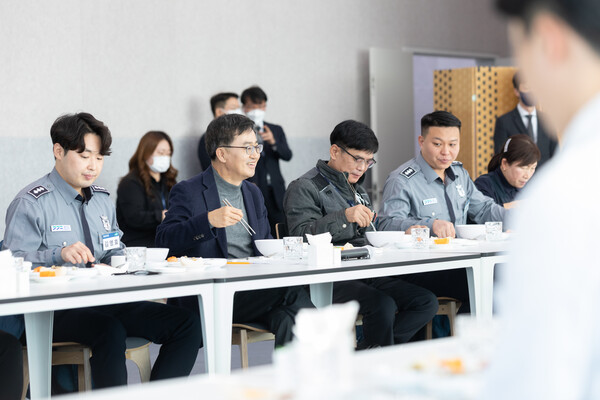 김동연 경기지사는 1월4일 도청에서 청원경찰과 미화원 등 청내 현장근무자 38명을 초청해 격려하고 함께 식사를 하며 이야기를 나눴다. (사진=경기도)