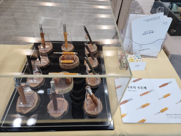 평택 배다리도서관에서 오는 1월31일까지&nbsp;목조각가 현종진의 &lsquo;목조각 우든펜-전통을 새기다&rsquo;와 구르뫼 서동수 작가의 &lsquo;목공예(스크롤쏘) 이야기를 보다&rsquo;&nbsp; 전시회가&nbsp;열린다. (사진=평택시)