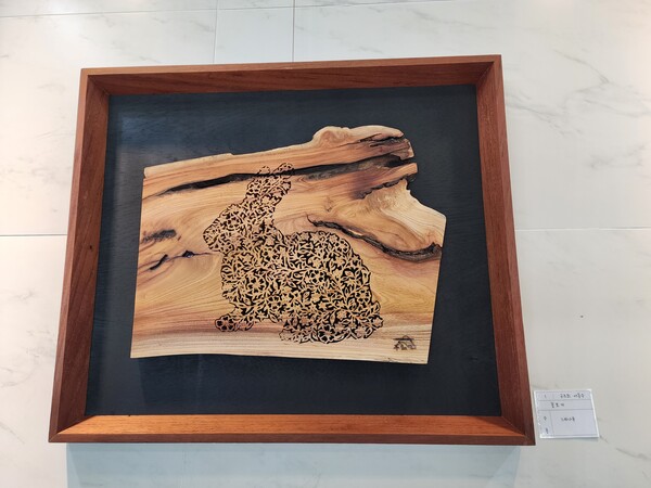 평택 배다리도서관에서 오는 1월31일까지&nbsp;목조각가 현종진의 &lsquo;목조각 우든펜-전통을 새기다&rsquo;와 구르뫼 서동수 작가의 &lsquo;목공예(스크롤쏘) 이야기를 보다&rsquo;&nbsp; 전시회가&nbsp;열린다. (사진=평택시)