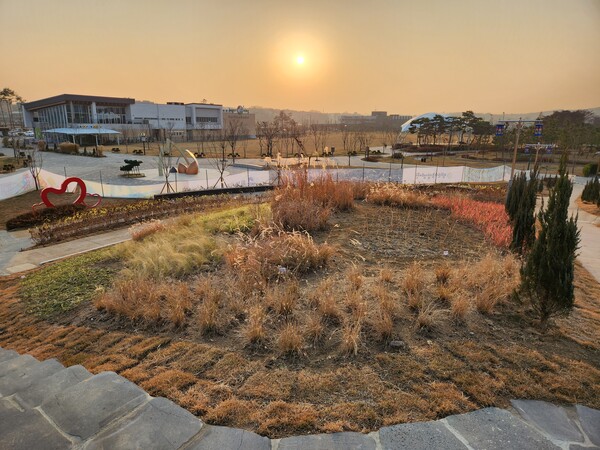평택시농업생태원은 2021년 경기도 특별조정교부금 5억원을 확보하여, 2022년 사계절 꽃이 있는 쉼과 힐링장소로 &lsquo;농업생태원 내음달(동산) 리뉴얼 공사&rsquo;를 완료했다고 밝혔다.&nbsp; &nbsp;