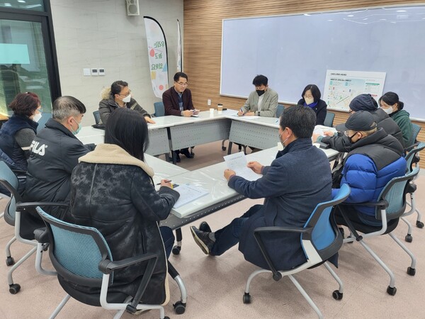 서현옥 도의원이 1월10일 신평동 주민복합커뮤니티 어울림센터에서 평택중앙상인회 조직화 및 골목상권 지원을 위한 정담회에서 토론을 하고 있다.(사진=경기도의회)