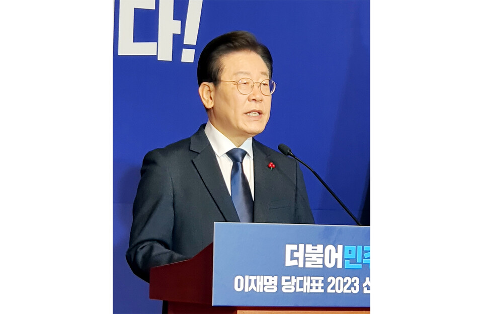 이재명 민주당 당대표는 1월12일 국회 사랑재에서 진행된 기자간담회에서&nbsp;민생경제 위기 돌파를 위해 30조 규모의 &lsquo;긴급 민생 계획&rsquo;을 정부와 여당에 제안했다.(사진=홍정윤 기자)