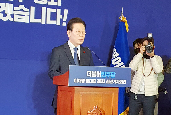 이재명 민주당 당대표는 1월12일 국회 사랑재에서 진행된 기자간담회에서&nbsp;민생경제 위기 돌파를 위해 30조 규모의 &lsquo;긴급 민생 계획&rsquo;을 정부와 여당에 제안했다.(사진=홍정윤 기자)