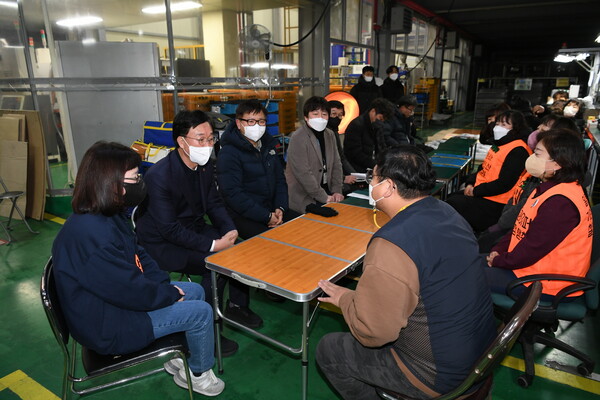 이민근 안산시장은 지난 1월11일 최근 기업 청산문제로 노사가 갈등을 겪고 있는 ㈜한국와이퍼 안산공장을 방문해 양측의 입장을 경청했다고 밝혔다. (사진=안산시)