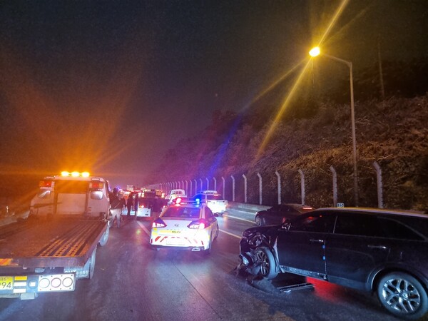 지난 1월15일 밤 9시21분께 구리포천고속도로 포천방향에서 차량이 눈길에 미끄러지며 10여 대가 연쇄 추돌해 1명이 사망하고 3명이 중상을 입었다. (사진=포천시)
