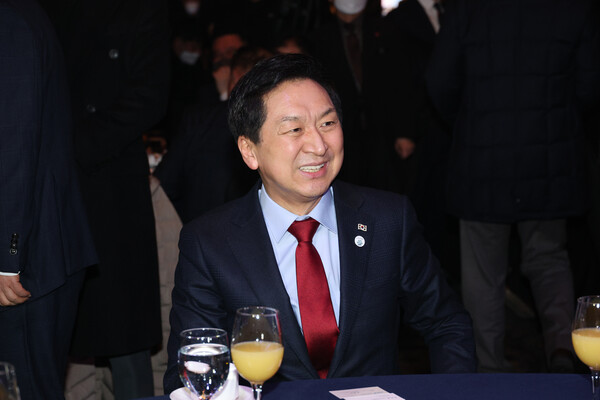 국민의힘 김기현 의원이 16일 오후 서울 중구 롯데호텔에서 열린 2023 부산 출향인사 초청 신년인사회에 참석하고 있다.
