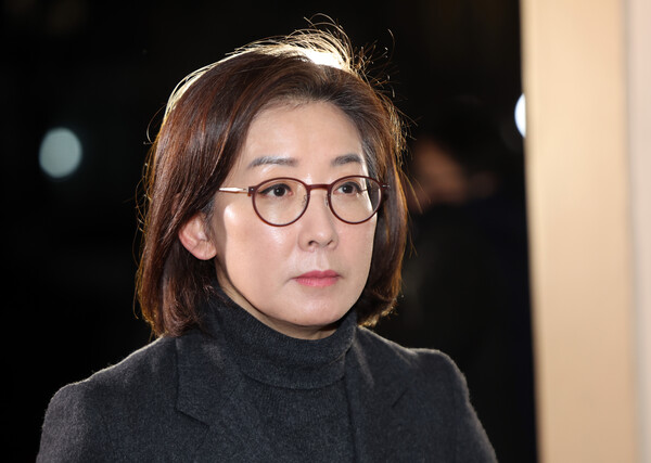 국민의힘 3·8 전당대회 출마를 고심 중인 나경원 전 의원이 19일 서울 자택으로 들어서고 있다. (사진=연합뉴스)