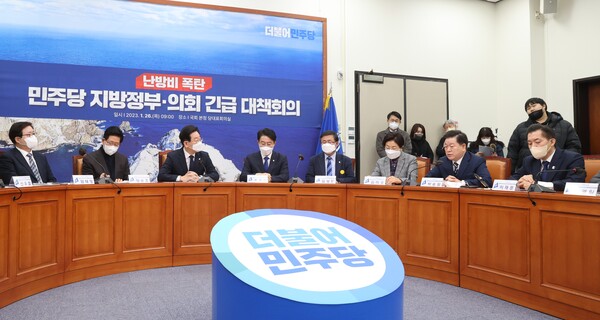 박승원 광명시장이 지난 1월26일 국회에서 열린 &#39;난방비 폭탄 민주당 지방정부&middot;의회 긴급 대책회의&#39;에서 발언하고 있다. (사진=광명시)