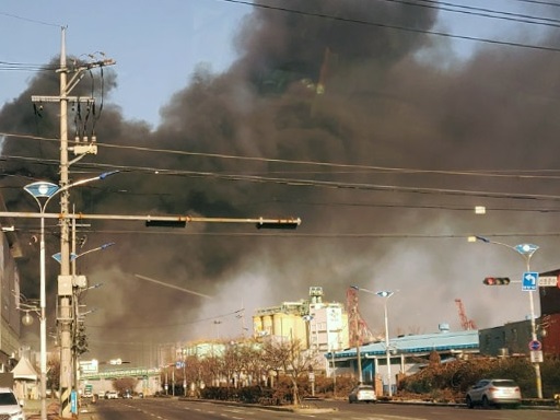 1월28일 오후 3시32분께 인천시 중구에 있는 인천항의 한 사료 창고에서 화재가 발생해 2시간여 동안 사료창고 대부분을 태우고 진화됐다. (사진=연합뉴스)