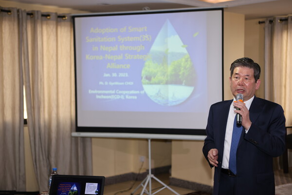 &nbsp;1월30일 네팔 카트만두 옐로우파고다호텔(Hotel Yellow Pagoda)에서 열린 스마트 물관리 적용방안 심포지엄에 참석한 최계운 인천환경공단 이사장이 기조연설을 하고 있다. (사진=인천환경공단)