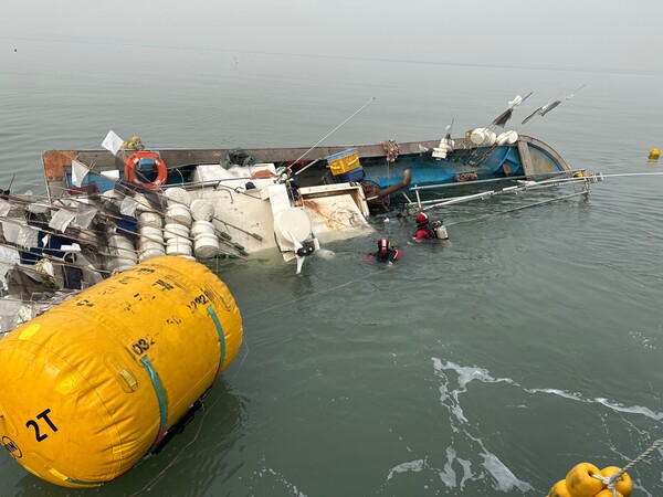 인천지역 해상에서 예인선과 어선이 침수되는 사고가 잇따라 발생해 인천해양경찰서가 구조에 나섰다. (사진=인천해경)
