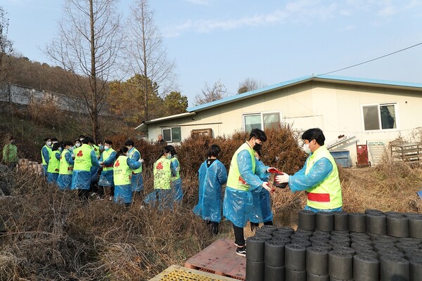 경기사회복지공동모금회(경기사랑의열매)는 2월9일 추운 겨울 경제위기, 에너지 가격 급등 등으로 인해 여느 때 보다 어려운 시간을 보내는 혹한기 취약계층이 따뜻한 겨울을 보낼 수 있도록 약 7억6000만원 규모의 동절기 지원사업을 실시했다고 밝혔다. (사진=경기사랑의열매)