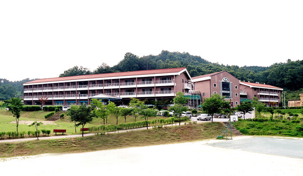 (재)평택시청소년재단 무봉산청소년수련원이 여성가족부에서 주최한 &lsquo;2022년 청소년수련시설 종합평가&rsquo;에서 100점(100점 만점)을 받아 4년 연속 최우수 시설로 선정돼 여성가족부 장관상 수상과 포상금을 받았다. (사진=평택시)