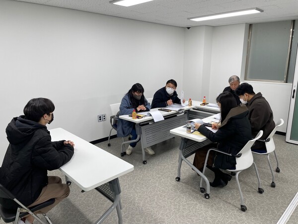 수원시가 &lsquo;자립준비청년 셰어하우스 CON&rsquo; 3호에 입주할 청년 3명을 선발했다. 사진은 입주 지원자 면접을 보는 장면. (사진=수원시)