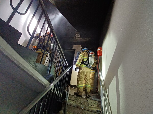 부천지역 아파트에서 원인미상의 화재가 발생해 장애를 앓고 있던 60대 남성이 숨지는 사고가 발생했다. (사진=부천소방서)