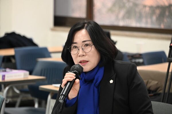 서현옥 경기도의원이 17일 아주대학교에서 열린 2023년 한국지방자치학회 동계학술대회 주민자치 기획세션에 토론자로 참석해 토론을 하고 있다.(사진=경기도의회)