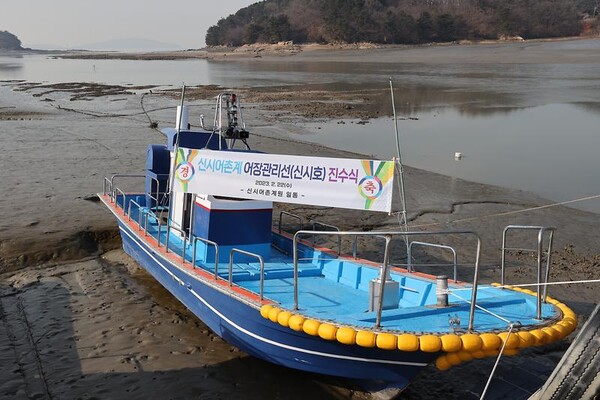 옹진군 신시어촌계 다목적 어장관리선 &lsquo;신시호&rsquo;의 진수식이 2월22일 북도면 신도1리항에서 열렸다.&nbsp;진수식에는&nbsp;문경복 군수, 김영진 옹진군의회 부의장, 여명옥 북도면장, 어업인 등 30여 명이 참석했다. (사진=인천 옹진군)