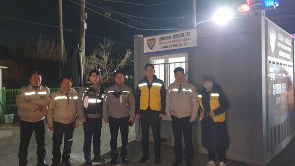 파주시는 파주경찰서와 함께 3월2일 파주읍 연풍리 성매매집결지 내 통행량이 가장 많은 곳에 단속초소를 설치하는 등 강도높은 단속에 나서고 있다. (사진=파주시)