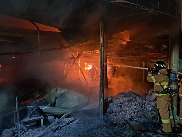 인천 동구에 있는 현대시장에서 점포 수십여 채를 태운 불이 나 경찰과 소방당국이 조사에 나섰다. (사진=인천 동구)