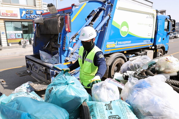 안성시는 3월6일 오전 6시부터 차량 40여 대와 환경미화원 100여 명을 동원해 소각용 쓰레기 수거에 나섰다. (사진=안성시)