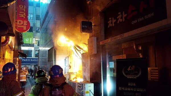 3월9일 밤 11시49분 께 안산 단원구 고잔동의 4층 건물 1층에 불이 나 20분 만에 진화됐다.&nbsp;불이나자 18명이 자력대피해 인명피해는 없었다. (사진=경기소방본부)