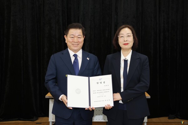 제4대 대표이사로 취임한 어연선 대표이사는 3월 13일 박승원 시장으로부터 임명장을 받고 앞으로 2년간 광명문화재단을 이끌게 됐다. (사진=광명시)