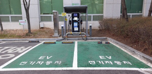 인천 급속&middot;완속충전기 1기당 전기차 적정 대수를 크게 초과한 것으로 나타나 확충이 시급하다는 지적이다. (사진=김종환 기자)