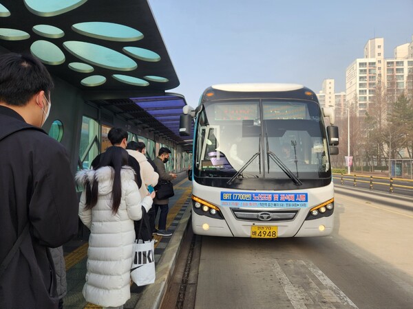 오는 3월20일부터 시행되는 청라~서울 화곡역 BRT 노선의 전면 좌석제 시행을 앞두고 출퇴근&nbsp; 시간대 입석제 탄력 운행이 필요하다는 지적이다. (사진=이병학 국민의힘 당협위원장)