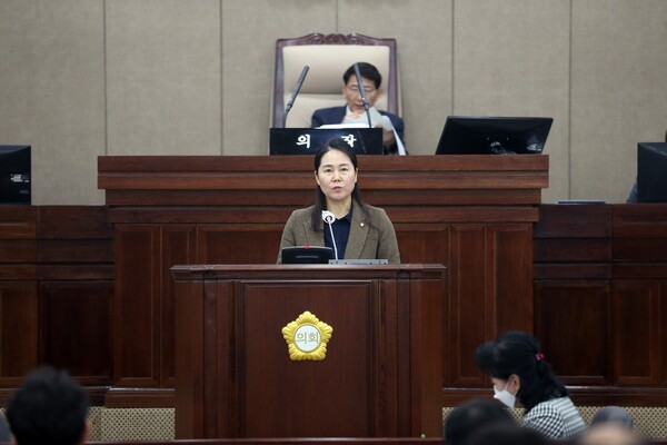 국미순(국민의힘, 매교&middot;매산&middot;고등&middot;화서1&middot;2동) 수원시의회 의원이 2월28일 제373회 임시회 제2차 본회의에서 수원시가 추진 중인 &lsquo;손바닥 정원&rsquo;사업 실효성에 의문을 제기했다. (사진=수원시의회)