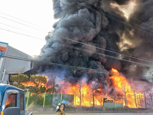 용인시 이동읍의 한 플라스틱 공장에서 불이 나 연면적 1648㎡의 천막 건물 2동을 태우고 1시간여 만에 진화됐다. 사진은 화재 현장. (사진=경기소방본부)