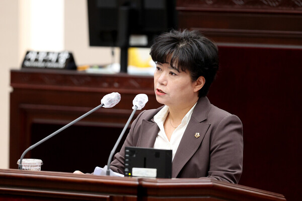 유승분 인천시의회 의원은 3월24일 제3차 본회의에서 유정복 시장에게 경제자유구역에 대해 질의했다.(사진=인천시)