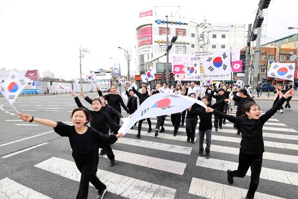 25일 이상일 용인특례시장이 기흥3.30독립만세운동 기념식에참여해 시민들과 만세길 걷기를 하고있다