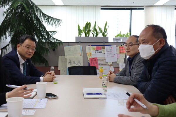 민경선 경기교통공사 사장 및 광역이동지원센터 소속 직원들은 서울시설공단 장애인콜택시운영처를 찾아 서울시의 이동지원센터 및 장애인콜택시 운영·관리에 대한 의견을 교환하고 있다. (사진=경기교통공사)