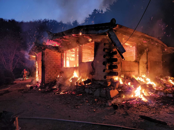 3월27일 오후 6시16분께 포천 영북면 야미리 주택에서 불이나 주택 1동을 전부 태우고 5시간 35분여 만에 꺼졌다. (사진=포천소방서)
