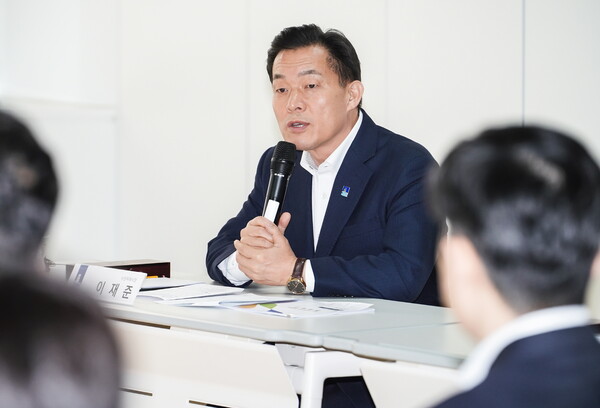 이재준 수원시장은&nbsp;3월27일 복합문화공간 111CM 다목적실에서 열린 &lsquo;대유평지구 화산지하차도 연장공사 현황보고회&rsquo;에 참석해&nbsp;화산지하차도 연장공사를 조속하게 추진해 시민 불편을 최소화해야 한다고 강조했다. (사진=수원시)