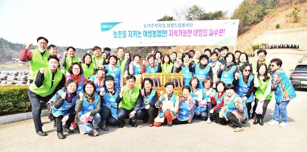 농협경기본부와 (사)농가주부모임경기도연합회는 3월28일 양평군 지평농협 전통장류 가공공장에서 어려운 이웃을 돕기 위한 전통된장 담그기 및 전달식을 실시했다. (사진=경기농협)