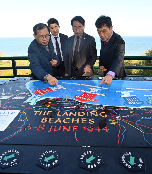 유정복 인천광역시장이 13일(현지시간) 프랑스 노르망디 미군묘지 및 기념관에서 노르망디 상륙작전 당시 작전도 살펴보고 있다.