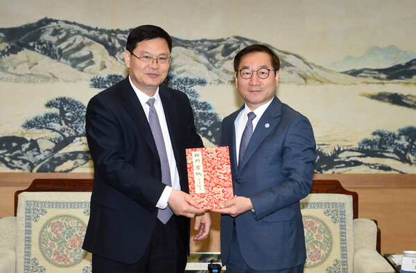 인천시는 4월10일 유정복 시장과 자오하오즈 중국 칭다오 시장이 인천시청에서 접견했다고 밝혔다. (사진=인천시)
