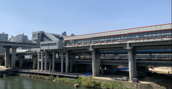 광명시는 4월11일 시청 영상회의실에서 1호선(경인선) 구일역 광명 방면 출입구 신설을 위한 기본설계 용역 착수보고회를 열고 향후 추진 방향을 논의했다.&nbsp;