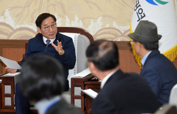 유정복 인천시장은&nbsp;4월11일 오후 4시 시장접견실에서&nbsp;영종하늘도시주민연합회, 영종국제도시교육비전포럼, 영종초등학교운영위원회, 십정6구역 외 3개 구역 재개발추진위 관계자 등 주민대표들과 직접 개별 면담하고 개선방안을 논의했다. (사진=인천시)