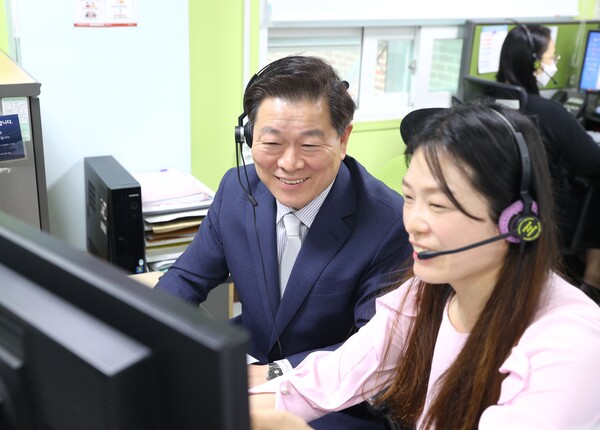 박승원 광명시장은 4월11일 &lsquo;민원콜센터 상담업무 동석 체험&rsquo;에 참여해 시민들의 민원 전화를 받고 직접 응대하며 소통했다. (사진=광명시)